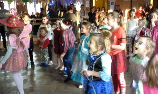 Kolorowa radość i muzyka. Bal karnawałowy już za nami