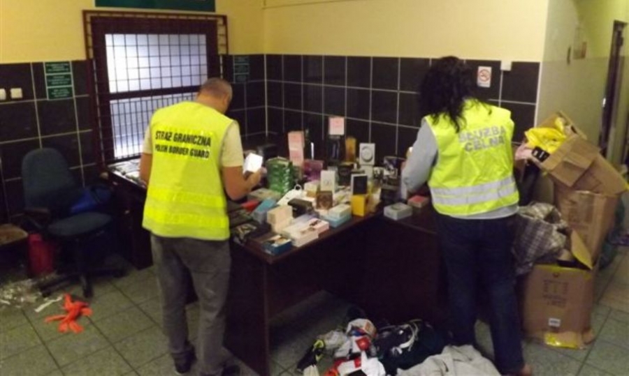 Papierosy, odzież, kosmetyki i... sk&oacute;ry z lis&oacute;w -   skonfiskowane. Wsp&oacute;łpraca służb granicznych daje efekty