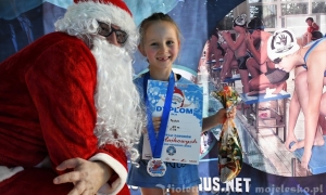 Mikołaj odwiedził młodych pływak&oacute;w. W Lesku odbyły się doroczne Mikołajkowe Zawody Pływackie