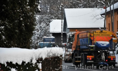 Uwaga kierowcy - zima w natarciu - ślisko na drogach!