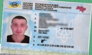 Wi&oacute;zł 48 turyst&oacute;w posiadając fałszywe prawo jazdy