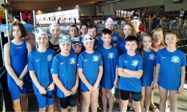 Dobry sezon młodych pływak&oacute;w UKS Aquarius Lesko