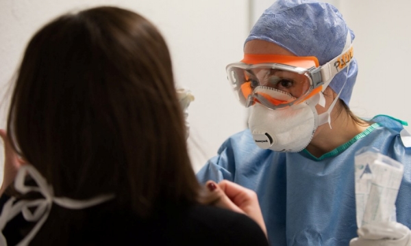 Epidemia nie odpuszcza. Dziś 9622 nowe przypadki. Koronawirus r&oacute;wnież w leskim szpitalu