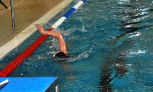 Dobry występ leskich pływak&oacute;w w pierwszych tegorocznych zawodach Podkarpackiej Ligi Pływackiej