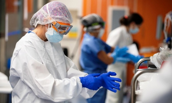 Szansą na wygaszenie epidemii covid-19 są masowe szczepienia.