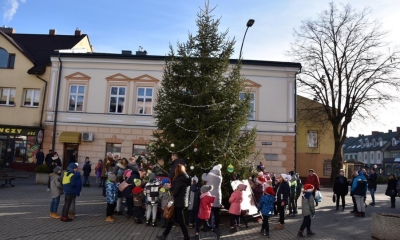 Święta coraz bliżej. Dzieci ozdabiały choinkę